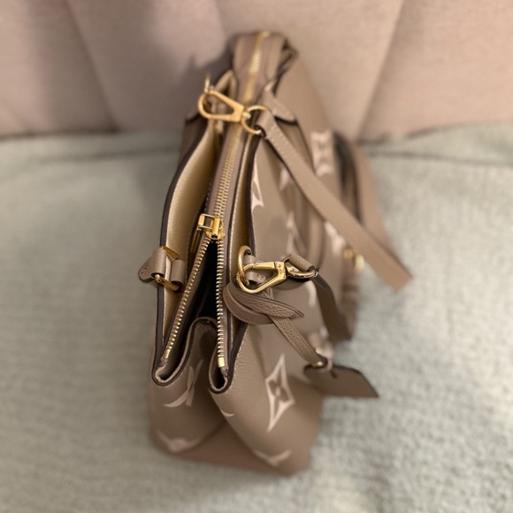 LOUIS VUITTON *USED ONCE LIKE NEW - Picture 4 of 7